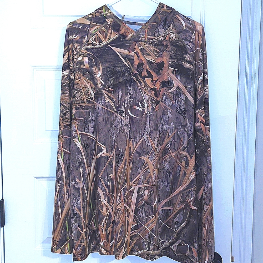Like new AFTO/ Mossy Oak performance hooded pullover Size L.